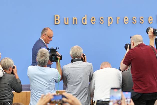 Berlin, Deutschland, 15.07.2026: Haus der Bundespressekonferenz: Sommerpresskonferenz: Bundeskanzler Friedrich Merz (CDU) kommt an und steht vor Fotografen. *** Berlin, Germany, July 15, 2026, Federal Press Conference Center, Summer Press Conference: Chancellor Friedrich Merz of the CDU arrives and stands in front of photographers Copyright: xdtsxNachrichtenagenturx dts_127716