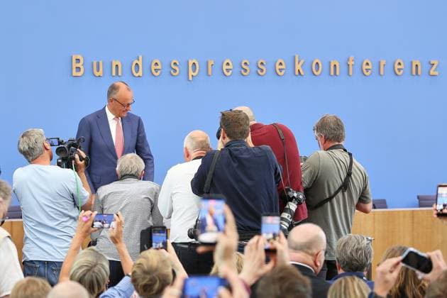 Berlin, Deutschland, 15.07.2026: Haus der Bundespressekonferenz: Sommerpresskonferenz: Bundeskanzler Friedrich Merz (CDU) kommt an und steht vor Fotografen. *** Berlin, Germany, July 15, 2026, Federal Press Conference Center, Summer Press Conference: Chancellor Friedrich Merz of the CDU arrives and stands in front of photographers Copyright: xdtsxNachrichtenagenturx dts_127717