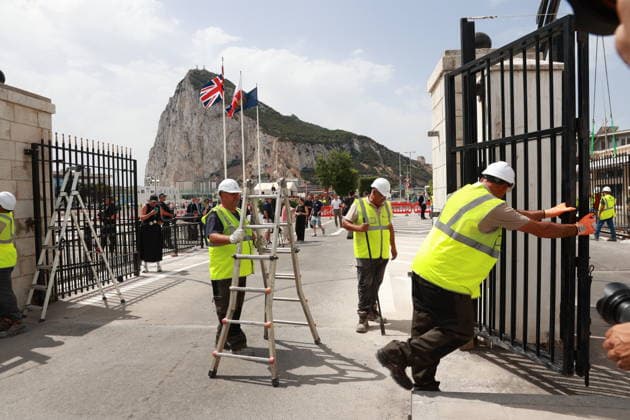 News Themen der Woche KW29 News Bilder des Tages Pedro Sánchez attends the demolition ceremony for the Gibraltar Fence. Photo of the demolition ceremony for the Gibraltar Fence. July 15, 2026, in La Línea de la Concepción, Cádiz, Andalusia, Spain The fence separating Gibraltar from Spain has been, for more than a century, the symbol of the separation between the British colony and the surrounding Campo de Gibraltar region, even serving as a literal barrier during the Franco era, but as of this Wednesday, it has become a thing of the past by virtue of the agreement reached between the United Kingdom and the European Union to facilitate the Rock’s relationship with the bloc following Brexit. JULY 15, 2026 Rocí La Línea de la Concepción, Cádiz La Línea de la Concepción, Cádiz Spain  Copyright: xRocioxRuzx 7665811