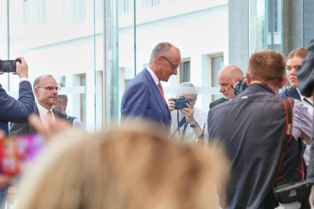 Berlin, Deutschland, 15.07.2026: Haus der Bundespressekonferenz: Sommerpresskonferenz: Bundeskanzler Friedrich Merz (CDU) kommt an und steht vor Fotografen. *** Berlin, Germany, July 15, 2026, Federal Press Conference Center, Summer Press Conference: Chancellor Friedrich Merz of the CDU arrives and stands in front of photographers Copyright: xdtsxNachrichtenagenturx dts_127719