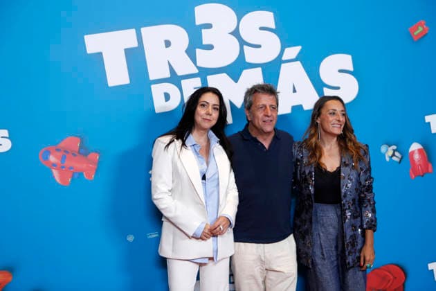 July 15, 2026, Madrid, Madrid, Spain: Actors CARMEN RUIZ (L), DAVID LORENTE (C) and RAQUEL GUERRERO (R) pose for the media during the photocall presenting the new family comedy Tres de mas at the Urso Hotel. The film follows the story of Julia and Ernesto, a successful couple enjoying a child-free life until they suddenly wake up with three kids calling them mom and dad, forcing them to learn parenthood overnight while discovering the origin of the children. Madrid Spain  - ZUMAo127 20260715_zep_o127_074 Copyright: xHugoxOrtunox