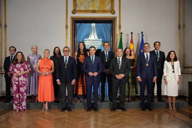 Medal presentation ceremony for the ministers of the new Andalusian government TOP L-R: Mario Munoz Atanet, Minister of Public Works and Mobility; Patricia del Pozo, Minister of Culture, Sports, and Historical Heritage; Adolfina Martínez Guirado, Minister of Housing, Youth, and Land Use Planning, Rocío Díaz; the Minister of Social Services, Family, and Equality, Loles López; the Minister of Universities, Industry, Energy, and Innovation, Jorge Paradela; the Minister of Sustainability and the Environment, Adolfina Martínez Guirado; and the Minister of Artificial Intelligence, Digital Development and Public Administration, José Antonio Nieto BELOW L The Minister of Education, María del Carmen Castillo The Third Vice President and Minister of  Copyright: xMariaxJosÃ xLopezx 7665816