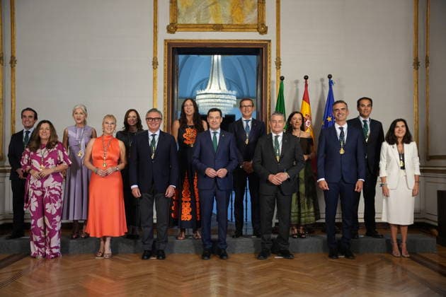 Medal presentation ceremony for the ministers of the new Andalusian government TOP L-R: Mario Munoz Atanet, Minister of Public Works and Mobility; Patricia del Pozo, Minister of Culture, Sports, and Historical Heritage; Adolfina Martínez Guirado, Minister of Housing, Youth, and Land Use Planning, Rocío Díaz; the Minister of Social Services, Family, and Equality, Loles López; the Minister of Universities, Industry, Energy, and Innovation, Jorge Paradela; the Minister of Sustainability and the Environment, Adolfina Martínez Guirado; and the Minister of Artificial Intelligence, Digital Development and Public Administration, José Antonio Nieto BELOW L The Minister of Education, María del Carmen Castillo The Third Vice President and Minister of  Copyright: xMariaxJosÃ xLopezx 7665818