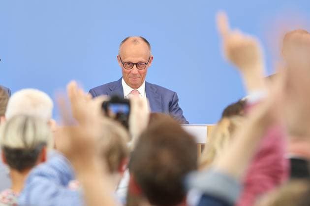 Berlin, Deutschland, 15.07.2026: Haus der Bundespressekonferenz: Sommerpresskonferenz: Bundeskanzler Friedrich Merz (CDU) vor Journalisten, die aufzeigen, um Fragen zu stellen *** Berlin, Germany, July 15, 2026, Federal Press Conference Center: Federal Chancellor Friedrich Merz (CDU) at the summer press conference, facing journalists who are raising their hands to ask questions Copyright: xdtsxNachrichtenagenturx dts_127722