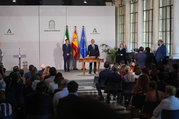 Medal Presentation Ceremony for the Ministers of the New Andalusian Government; Second Vice President and Minister of Tourism, Justice, Deregulation, and Local Administration, Manuel Gavira, Takes Office July 15, 2026, in Seville, Andalusia, Spain The President of the Andalusian Regional Government, Juanma Moreno, has called on his new team of ministers to demonstrate understanding and coordination, and has emphasized that the newly formed government is the result of an agreement between two political forces, which represent the broad will of the citizens of Andalusia, but it is a single government. It is an agreement between two political forces, but a single government. JULY 15, 2026 María José Ló Seville, Andalusia, Spain Seville, Andal  Copyright: xMariaxJosÃ xLopezx 7665842