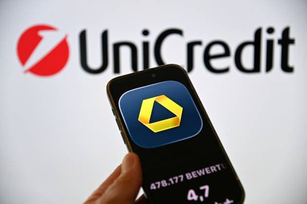 Die Uebernahme der Commerzbank durch die Unicredit ist kaum noch aufzuhalten. Seit dem Einstieg vor zwei Jahren hat die italienische Grossbank ihren Anteil kontinuierlich ausgebaut und kontrolliert jetzt fast 50 Prozent der zweitgroessten deutschen Privatbank. UniCredit-App auf einem Smartphone vor dem UniCredit-Logo. Die Bank baut ihre digitale Praesenz und mobilen Finanzdienstleistungen weiter aus.