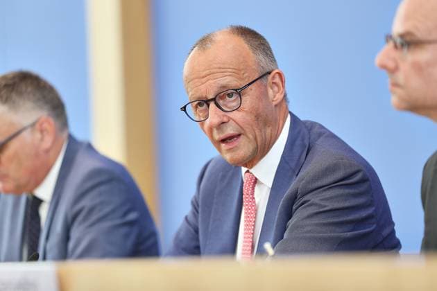 Berlin, Deutschland, 15.07.2026: Haus der Bundespressekonferenz: Sommerpresskonferenz: Bundeskanzler Friedrich Merz (CDU) vor Journalisten, links Regierungssprecher Stefan Kornelius, rechts Tim Szent-Iványi vom RND, der die Pressekonferenz leitet *** Berlin, Germany, July 15, 2026, Federal Press Conference Center: Summer press conference with Chancellor Friedrich Merz (CDU) addressing journalists; on the left is Government Spokesperson Stefan Kornelius; on the right is Tim Szent Iványi of the RND, who is chairing the press conference Copyright: xdtsxNachrichtenagenturx dts_127723