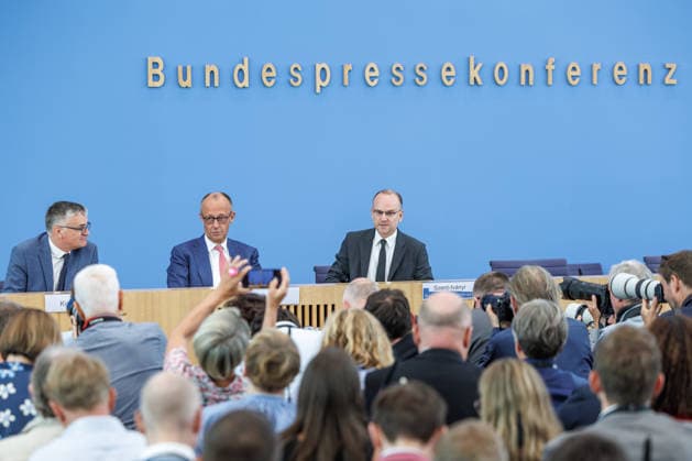 Regierungspressekonferenz zu den aktuellen Themen der Innen- und Außenpolitik mit Bundeskanzler Friedrich Merz Regierungspressekonferenz zu den aktuellen Themen der Innen- und Außenpolitik mit Bundeskanzler Friedrich Merz im Haus der Bundespressekonferenz am 15.07.2026 in Berlin. Berlin Berlin Deutschland Haus der Bundespressekonferenz *** Government press conference on current domestic and foreign policy issues with Chancellor Friedrich Merz Government press conference on current domestic and foreign policy issues with Chancellor Friedrich Merz at the Federal Press Conference Center on July 15, 2026, in Berlin, Berlin, Germany, Federal Press Conference Center