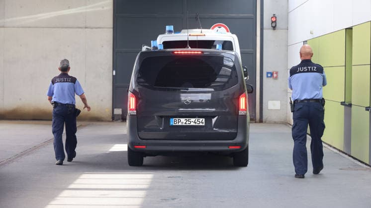 News Themen der Woche KW29 News Bilder des Tages Marla Svenja Liebich erreicht JVA Chemnitz 15.07.2026, Chemnitz, JVA-Chemnitz, Gegen 11:30 erreichte Marla Svenja Liebich in einem Polizeikonvoi aus 3 Autos die JVA Chemnitz. Chemnitz Sachsen Deutschland *** Marla Svenja Liebich Arrives at Chemnitz Correctional Facility on July 15, 2026, Chemnitz, Chemnitz Correctional Facility. At around 11:30 a.m., Marla Svenja Liebich arrived at the Chemnitz Correctional Facility in Chemnitz, Saxony, Germany, in a police convoy consisting of three cars.