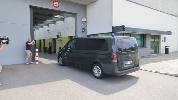 Marla Svenja Liebich erreicht JVA Chemnitz 15.07.2026, Chemnitz, JVA-Chemnitz, Gegen 11:30 erreichte Marla Svenja Liebich in einem Polizeikonvoi aus 3 Autos die JVA Chemnitz. Chemnitz Sachsen Deutschland *** Marla Svenja Liebich Arrives at Chemnitz Correctional Facility on July 15, 2026, Chemnitz, Chemnitz Correctional Facility. At around 11:30 a.m., Marla Svenja Liebich arrived at the Chemnitz Correctional Facility in Chemnitz, Saxony, Germany, in a police convoy consisting of three cars.