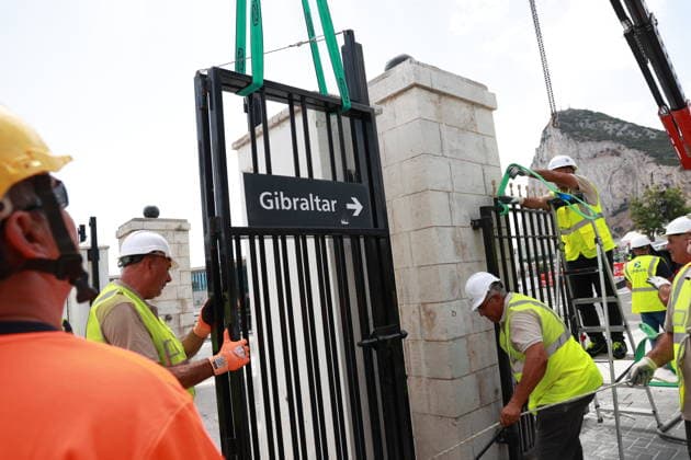 Pedro Sánchez attends the demolition ceremony for the Gibraltar Fence Workers removing the Gibraltar Fence July 15, 2026, in La Línea de la Concepción, Cádiz, Andalusia, Spain The fence separating Gibraltar from Spain has been, for over a century, the symbol of the division between the British colony and the surrounding Campo de Gibraltar region, even serving as a literal barrier during the Franco era, but as of this Wednesday, it has become a thing of the past by virtue of the agreement reached between the United Kingdom and the European Union to facilitate the Rock’s relationship with the bloc following Brexit JULY 15, 2026 Rocí La Línea de la Concepción, Cádiz La Línea de la Concepción, Cádiz Spain  Copyright: xRocioxRuzx 7666131