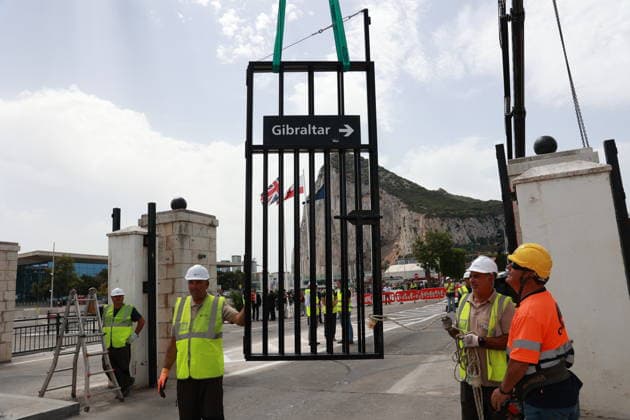 Pedro Sánchez attends the demolition ceremony for the Gibraltar Fence Workers removing the Gibraltar Fence July 15, 2026, in La Línea de la Concepción, Cádiz, Andalusia, Spain The fence separating Gibraltar from Spain has been, for over a century, the symbol of the division between the British colony and the surrounding Campo de Gibraltar region, even serving as a literal barrier during the Franco era, but as of this Wednesday, it has become a thing of the past by virtue of the agreement reached between the United Kingdom and the European Union to facilitate the Rock’s relationship with the bloc following Brexit JULY 15, 2026 Rocí La Línea de la Concepción, Cádiz La Línea de la Concepción, Cádiz Spain  Copyright: xRocioxRuzx 7666132