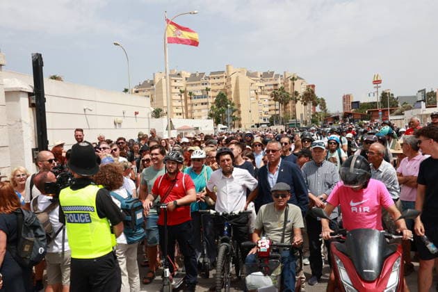 News Bilder des Tages Pedro Sánchez Attends the Demolition Ceremony of the Gibraltar Fence Residents of La Línea Cross into Gibraltar Without Stopping at a Checkpoint on the First Day Without the Fence July 15, 2026, in La Línea de la Concepción, Cádiz, Andalusia, Spain The fence separating Gibraltar from Spain has been, for more than a century, the symbol of the division between the British colony and the surrounding Campo de Gibraltar region, even serving as a literal barrier during the Franco era, but as of this Wednesday, it has become a thing of the past by virtue of the agreement reached between the United Kingdom and the European Union to facilitate the Rock’s relationship with the bloc following Brexit. JULY 15, 2026 Rocí La Línea de la Concepción, Cádi  Copyright: xRocioxRuzx 7666163