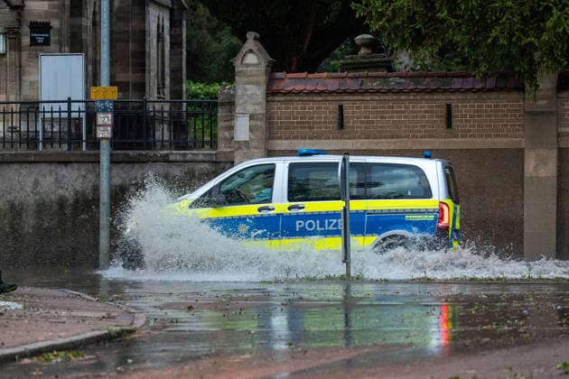 Themenbilder: Hagel in Reutlingen, 15.07.2026, Themenbilder: Hagel in Reutlingen, 15.07.2026, Verkehr in der Emil-Adolf-Strasse *** Featured Photos: Hail in Reutlingen, July 15, 2026, Featured Photos: Hail in Reutlingen, July 15, 2026, Traffic on Emil-Adolf-Strasse Copyright: xDROFITSCH EIBNERx EP_ddh