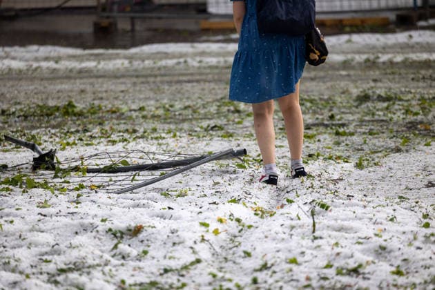 Themenbilder: Hagel in Reutlingen, 15.07.2026, Themenbilder: Hagel in Reutlingen, 15.07.2026, bauzaun liegt im Hagel, Bahnhofstrasse *** Themed Photos: Hail in Reutlingen, July 15, 2026, Themed Photos: Hail in Reutlingen, July 15, 2026, Construction fence covered in hail, Bahnhofstrasse Copyright: xDROFITSCH EIBNERx EP_ddh