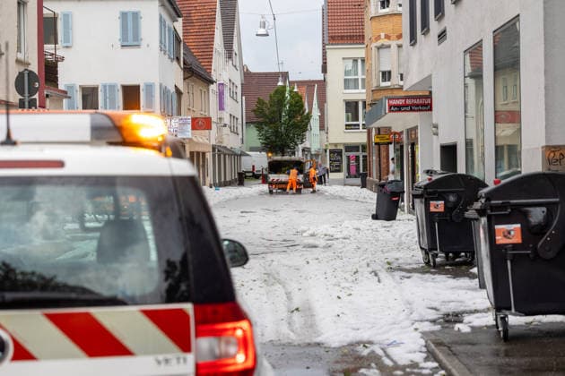 Themenbilder: Hagel in Reutlingen, 15.07.2026, Themenbilder: Hagel in Reutlingen, 15.07.2026, Metzgerstrasse voll mit Hagel und wird gesperrt. *** Themed Photos: Hail in Reutlingen, July 15, 2026, Themed Photos: Hail in Reutlingen, July 15, 2026, Metzgerstrasse is covered in hail and is closed to traffic Copyright: xDROFITSCH EIBNERx EP_ddh