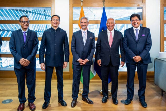 News Bilder des Tages RECORD DATE NOT STATED Successful conclusion of the India-EU Free Trade Agreement Brussels Belgium , Jul 15 (ANI): Union Commerce and Industry Minister Piyush Goyal, along with External Affairs Minister S Jaishankar, European Council President Antonio Costa, Minister of State for Electronics and Information and Technology Jitin Prasada and Principal Scientific Adviser Ajay Kumar Sood pose for a group picture during the successful conclusion of the India-EU Free Trade Agreement (FTA), in Brussels on Tuesday. (@PiyushGoyal X ANI Photo) Brussels Belgium Copyright: xANIx ANI_20260715038