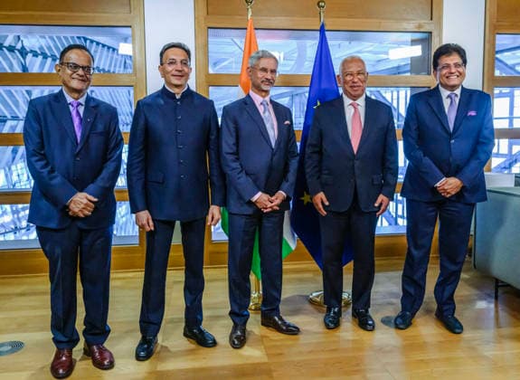 RECORD DATE NOT STATED Successful conclusion of the India-EU Free Trade Agreement Brussels Belgium , Jul 15 (ANI): Union Commerce and Industry Minister Piyush Goyal, along with External Affairs Minister S Jaishankar, European Council President Antonio Costa, Minister of State for Electronics and Information and Technology Jitin Prasada and Principal Scientific Adviser Ajay Kumar Sood pose for a group picture during the successful conclusion of the India-EU Free Trade Agreement (FTA), in Brussels on Tuesday. (@DrSJaishankar X ANI Photo) Brussels Belgium Copyright: xANIx ANI_20260715051