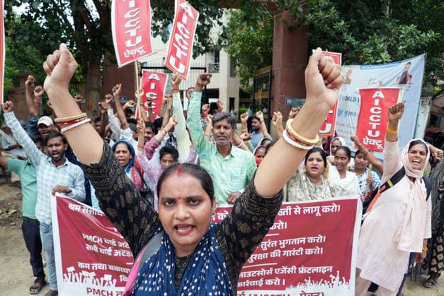 News Bilder des Tages PMCH striking ward attendants stage a protest to demand payment of pending wages, job security, and timely regular wage payments outside Niyojan Bhawan Patna, Jul 15 (ANI): Patna Medical College Hospital (PMCH) striking ward attendants stage a protest to demand payment of pending wages, job security, and timely regular wage payments outside Niyojan Bhawan under the banner of the Ward Attendant Workers Sangharsh Morcha and the All India Central Council of Trade Unions (AICCTU), in Patna on Wednesday. Patna Bihar India Copyright: xANIx ANI_20260715086