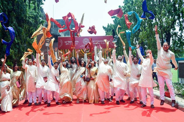 News Bilder des Tages 59th Convocation Ceremony of IIT Kanpur Kanpur, Jul 15 (ANI): Newly graduated students in a jubilant mood during the 59th Convocation Ceremony of IIT Kanpur, in Kanpur on Wednesday. Kanpur Uttar Pradesh India Copyright: xANIx ANI_20260715096