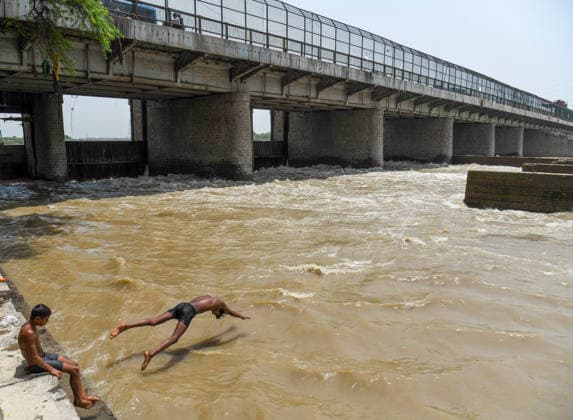 News Bilder des Tages A boy jumps into the Yamuna River after its water level rise following increased discharge from the Hathnikund Barrage New Delhi, Jul 15 (ANI): A boy jumps into the Yamuna River after its water level rise following increased discharge from the Hathnikund Barrage, in New Delhi on Wednesday. NEW DELHI Delhi India Copyright: xANIx ANI_20260715101