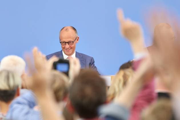 News Bilder des Tages Berlin, Deutschland, 15.07.2026: Haus der Bundespressekonferenz: Sommerpresskonferenz: Bundeskanzler Friedrich Merz (CDU) vor Journalisten, die aufzeigen, um Fragen zu stellen *** Berlin, Germany, July 15, 2026, Federal Press Conference Center: Federal Chancellor Friedrich Merz (CDU) at the summer press conference, facing journalists who are raising their hands to ask questions Copyright: xdtsxNachrichtenagenturx dts_127729
