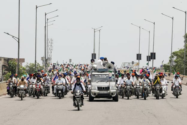 Kisan Mazdoor Sangharsh Committee protests against the proposed Indo- US Trade deal Amritsar, Jul 15 (ANI): Farmers from Kisan Mazdoor Sangharsh Committee take part in a motorcycle protest rally against the proposed Indo- US Trade deal, in Amritsar on Wednesday. (Raminder Pal Singh ANI Photo) Amritsar Punjab India Copyright: xANIx ANI_20260715120
