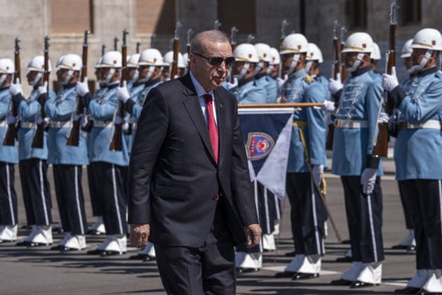 News Bilder des Tages Turkish President Recep Tayyip Erdogan ANKARA, TURKIYE - JULY 15: Turkish President Recep Tayyip Erdogan greets the ceremonial guard during the July 15 Democracy and National Unity Day commemoration program at the Grand National Assembly of Turkiye in Ankara, Turkiye, on July 15, 2026. Osmancan Gurdogan Anadolu Ankara Turkey. Editorial use only. Please get in touch for any other usage.  Copyright: x2026xAnadoluxOsmancanxGurdoganx