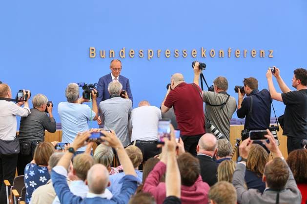 News Themen der Woche KW29 News Bilder des Tages Berlin, Deutschland, 15.07.2026: Haus der Bundespressekonferenz: Sommerpresskonferenz: Bundeskanzler Friedrich Merz (CDU) kommt an und steht vor Fotografen. *** Berlin, Germany, July 15, 2026, Federal Press Conference Center, Summer Press Conference: Chancellor Friedrich Merz of the CDU arrives and stands in front of photographers Copyright: xdtsxNachrichtenagenturx dts_127742
