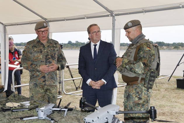 Boris Pistorius; Truppenbesuch des Bundesministers der Verteidigung Boris Pistorius bei der Heimatschutzdivision und dem Wachbataillon in Berlin, Dronen, am 15.07.2026 in Berlin, (Bundesministerium der Verteidigung), Deutschland *** Boris Pistorius: Federal Minister of Defense Boris Pistorius visits the Homeland Security Division and the Guard Battalion in Berlin; drones; July 15, 2026, in Berlin, Federal Ministry of Defense, Germany