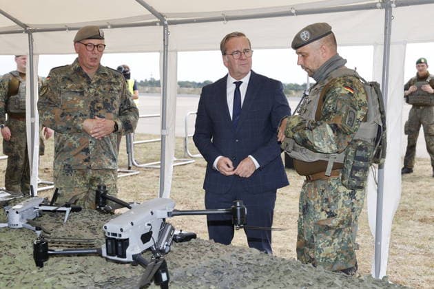 News Bilder des Tages Boris Pistorius; Truppenbesuch des Bundesministers der Verteidigung Boris Pistorius bei der Heimatschutzdivision und dem Wachbataillon in Berlin, Dronen, am 15.07.2026 in Berlin, (Bundesministerium der Verteidigung), Deutschland *** Boris Pistorius: Federal Minister of Defense Boris Pistorius visits the Homeland Security Division and the Guard Battalion in Berlin; drones; July 15, 2026, in Berlin, Federal Ministry of Defense, Germany