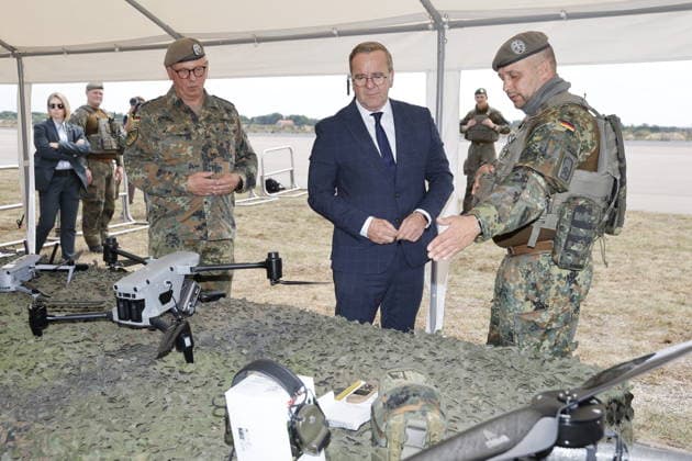 Boris Pistorius; Truppenbesuch des Bundesministers der Verteidigung Boris Pistorius bei der Heimatschutzdivision und dem Wachbataillon in Berlin, Dronen, am 15.07.2026 in Berlin, (Bundesministerium der Verteidigung), Deutschland *** Boris Pistorius: Federal Minister of Defense Boris Pistorius visits the Homeland Security Division and the Guard Battalion in Berlin; drones; July 15, 2026, in Berlin, Federal Ministry of Defense, Germany