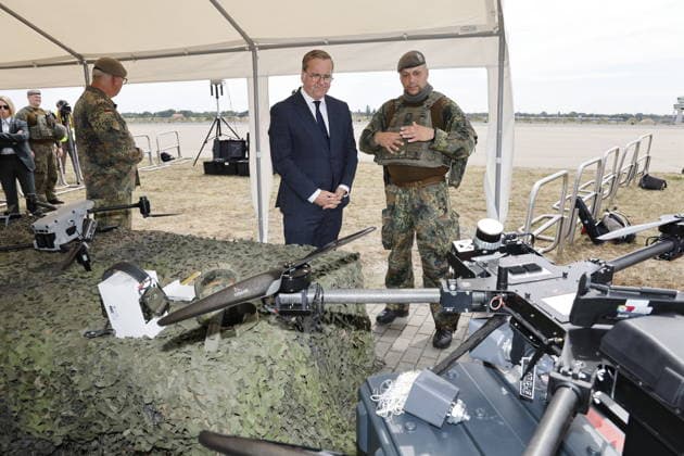 Boris Pistorius; Truppenbesuch des Bundesministers der Verteidigung Boris Pistorius bei der Heimatschutzdivision und dem Wachbataillon in Berlin, Dronen, am 15.07.2026 in Berlin, (Bundesministerium der Verteidigung), Deutschland *** Boris Pistorius: Federal Minister of Defense Boris Pistorius visits the Homeland Security Division and the Guard Battalion in Berlin; drones; July 15, 2026, in Berlin, Federal Ministry of Defense, Germany