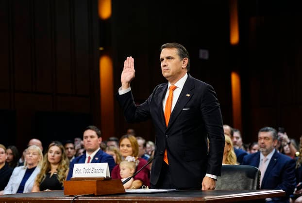 News Bilder des Tages Acting Attorney General Todd Blanche is sworn in at the Senate Judiciary Committee hearing on his nomination to be attorney general at the U.S. Capitol in Washington, DC on Wednesday, July 15, 2026. Blanche has served as acting attorney general since April, when former Attorney General Pam Bondi was fired.  WAP20260715157 BONNIExCASH