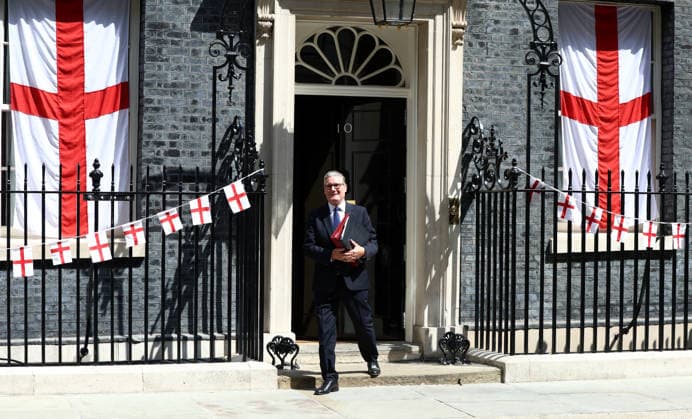 Sir Keir Starmer leaves 10 Downing Street for his last PMQs as Prime Minister of the United Kingdom. Sir Keir Starmer leaves 10 Downing Street to attend his last PMQ as the British Prime Minister. Sir Keir walks by a display of the flag of England, the St. George s Cross, in London, UK, 15th July 2026. London 10 Downing Street UK Copyright: xFredxDuvalx
