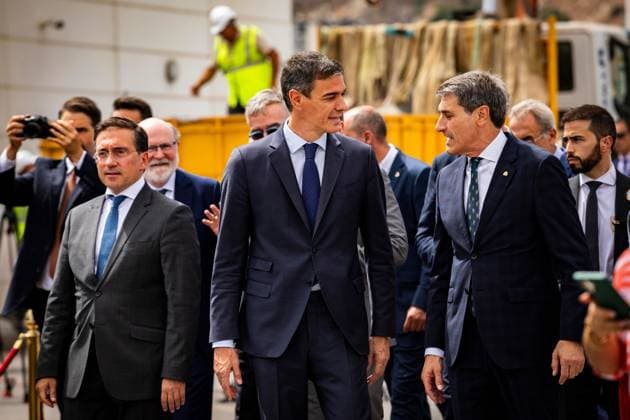 News Bilder des Tages Ceremony Marks Removal of Gibraltar-Spain Border Fence LA LÃ?NEA DE LA CONCEPCION, Spain July 15, 2026: Spanish Prime Minister Pedro Sanchez, Spanish Foreign Minister JosÃ Manuel Albares and Gibraltar Chief Minister Fabian Picardo attend a ceremony marking the demolition of the border fence between Spain and Gibraltar in La Linea de la Concepcion on July 15, 2026. The event follows the implementation of an agreement eliminating passport controls between Gibraltar and Spain. La Linea de la Concepcion Spain Copyright: x xSamuelxVegax xJNAxPressx