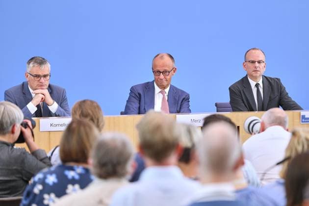 Berlin, Deutschland, 15.07.2026: Haus der Bundespressekonferenz: Sommerpresskonferenz: Bundeskanzler Friedrich Merz (CDU) vor Journalisten, links Regierungssprecher Stefan Kornelius, rechts Tim Szent-Iványi vom RND, der die Pressekonferenz leitet *** Berlin, Germany, July 15, 2026, Federal Press Conference Center: Summer press conference with Chancellor Friedrich Merz (CDU) in front of journalists; on the left is Government Spokesperson Stefan Kornelius; on the right is Tim Szent Iványi of the RND, who is chairing the press conference Copyright: xdtsxNachrichtenagenturx dts_127758