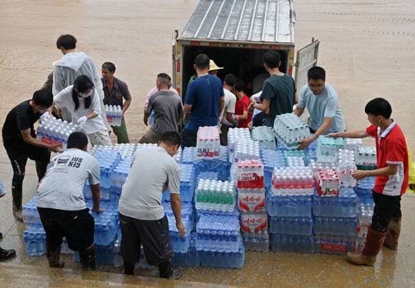 (260715) -- NANNING, July 15, 2026 -- People transfer disaster relief supplies at a middle school in Guigang City, south China s Guangxi Zhuang Autonomous Region, July 15, 2026. Efforts are underway to facilitate flood relief and recovery in Guangxi, which has been hit by severe rainstorms and flooding caused by Typhoon Maysak. ) CHINA-GUANGXI-TYPHOON MAYSAK-AFTERMATH-RECOVERY (CN) LuxBoan 