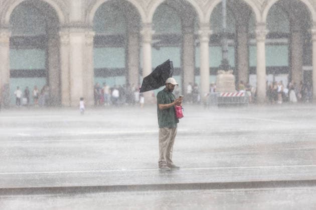 News Bilder des Tages IPA86706245 - Milan, July 15, 2026, Piazza Duomo, summer thunderstorm, downpour, rain, people seeking shelter, tourists, umbrellas, wind  Copyright: xFrancescoxEnriquezx xFrancescoxEnriquezx 86706245