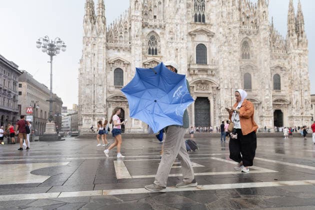 IPA86706306 - Milan, July 15, 2026, Piazza Duomo, summer thunderstorm, downpour, rain, people seeking shelter, tourists, umbrellas, wind  Copyright: xFrancescoxEnriquezx xFrancescoxEnriquezx 86706306