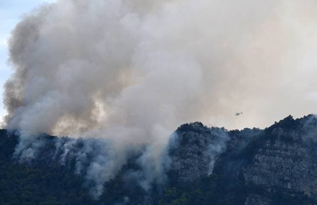 News Bilder des Tages Fire in Montcusel and Chancia, Jura, July 15, 2026 PHOTOPQR LE PROGRES Philippe TRIAS July 15, 2026 Fire in Montcusel and Chancia, Jura, July 15, 2026 Forest fire in the municipalities of Montcusel and Chancia 10 hectares of forest burned, and a lockdown of the population is underway From the village of Chancia, you can see the cliff ablaze. A helicopter has been deployed to drop water on the smoke plumes. A DASH aircraft, specialized in dropping fire retardant, has also been deployed. Fire in Montcusel and Chancia, Jura, July 15, 2026 – Forest fire in the municipalities of Montcusel and Chancia; 10 hectares of forest have been burned, and a lockdown of the local population is currently in effect; Jura, Franche-Comté, France  Copyright: xPHOTOPQR LExPROGRES MAXPPPxPhilippexTRIASx 20260715LPL9633 20260715LPL9633