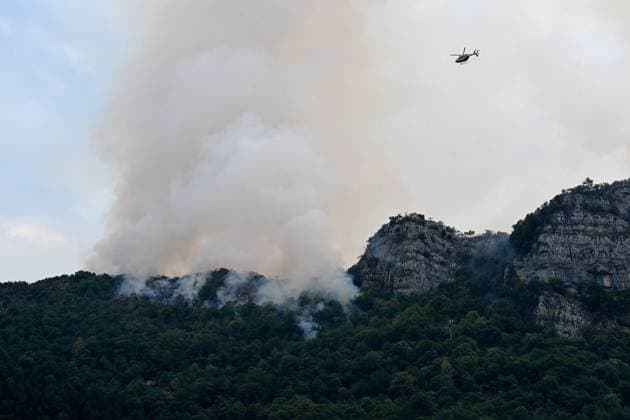 Fire in Montcusel and Chancia, Jura, July 15, 2026 PHOTOPQR LE PROGRES Philippe TRIAS July 15, 2026 Fire in Montcusel and Chancia, Jura, July 15, 2026 Forest fire in the municipalities of Montcusel and Chancia 10 hectares of forest burned, and a lockdown of the population is underway From the village of Chancia, you can see the cliff ablaze. A helicopter has been deployed to drop water on the smoke plumes. A DASH aircraft, specialized in dropping fire retardant, has also been deployed. Fire in Montcusel and Chancia, Jura, July 15, 2026 – Forest fire in the municipalities of Montcusel and Chancia; 10 hectares of forest have been burned, and a lockdown of the local population is currently in effect; Jura, Franche-Comté, France  Copyright: xPHOTOPQR LExPROGRES MAXPPPxPhilippexTRIASx 20260715LPL9635 20260715LPL9635