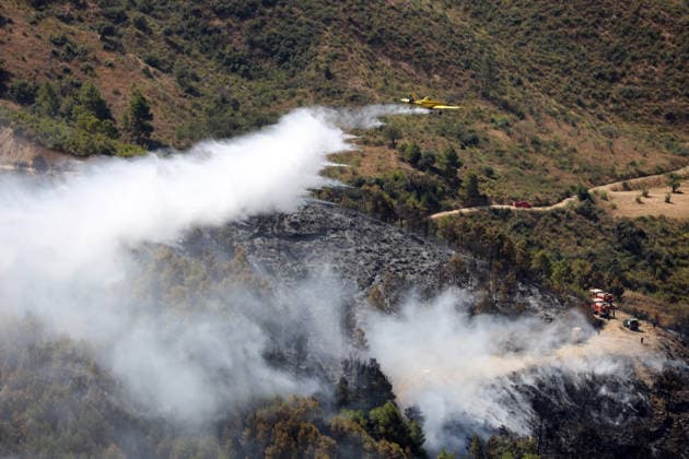 Fires In The Mountains Of Bejaia And Setif, Algeria Civil protection personnel extinguish mountain fires in Bejaia, Algeria, on July 15, 2026. According to the civil protection report, the fires are under control. Bejaia Algeria  Copyright: xAPPx originalFilename: app-notitle260715_np1ES.jpg