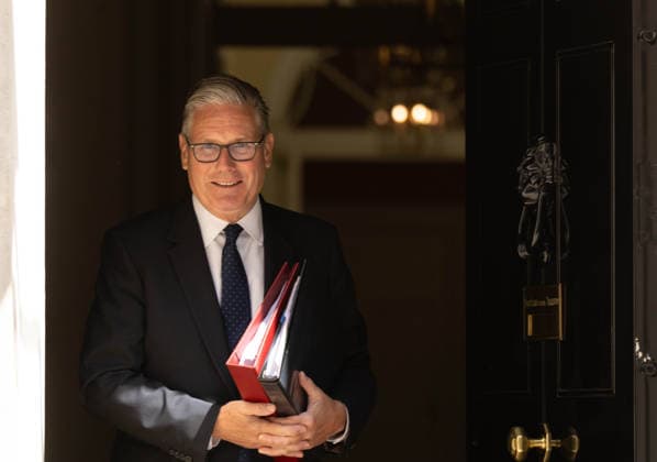 News Bilder des Tages July 15, 2026, London, United Kingdom: Keir Starmer, Prime Minister, emerges from the famous black door of 10 Downing Street, clutching his ministerial red folders, ahead of his last Prime Minister s Questions. He is set to step down next week, handing over to incoming Labour leader Andy Burnham on Monday. London United Kingdom - ZUMAs197 20260715_aaa_s197_038 Copyright: xIanxDavidsonx