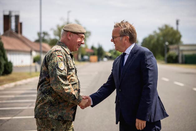 (R-L) Boris Pistorius (SPD), Bundesminister der Verteidigung, und Generalmajor Andreas Henne, Kommandeur der Heimatschutzdivision, im Rahmen eines Truppenbesuchs in Berlin, 15.07.2026. Berlin Deutschland *** R L Boris Pistorius (SPD), Federal Minister of Defense, and Major General Andreas Henne, Commander of the Homeland Security Division, during a visit to troops in Berlin, July 15, 2026, Berlin, Germany Copyright: xJulianexSonntagx