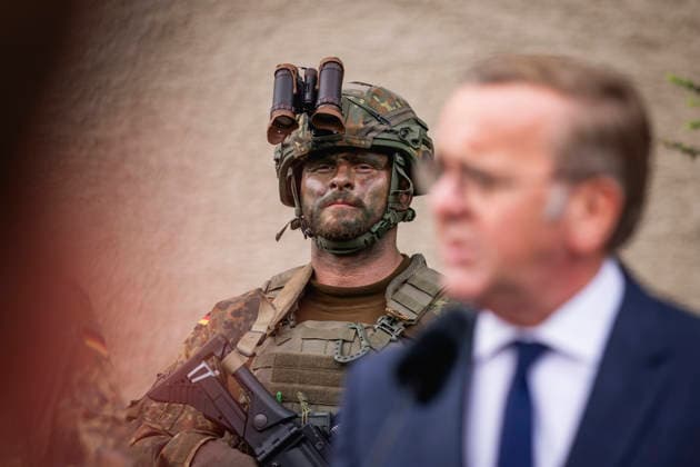 (R-L) Boris Pistorius (SPD), Bundesminister der Verteidigung, und ein Soldat des Wachbataillons, aufgenommen im Rahmen eines Truppenbesuchs in Berlin, 15.07.2026. Berlin Deutschland *** R L Boris Pistorius (SPD), Federal Minister of Defense, and a soldier from the Guard Battalion, photographed during a visit to the troops in Berlin, July 15, 2026, Berlin, Germany Copyright: xJulianexSonntagx