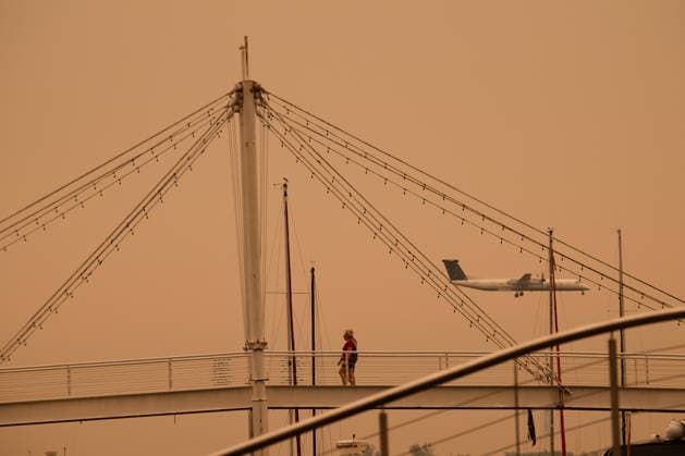 July 15, 2026, Toronto, On, Canada: A plane lands at Billy Bishop Toronto City Airport as wildfire smoke fills Toronto, on Wednesday, July 15, 2026. Toronto Canada  - ZUMAc35_ 20260715_zaf_c35_020 Copyright: xLauraxProctorx
