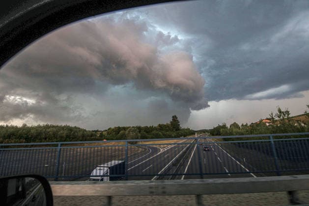 Bedrohliche Unwetterkulisse über der Bodenseeregion, Eine mächtige Gewitterzelle baut sich über Sigmarszell im bayerischen Landkreis Lindau (Bodensee) auf. Die imposante Wolkenformation kündigt ein kräftiges Unwetter mit Starkregen, Sturmböen und möglichem Hagel an und prägt eindrucksvoll den Himmel über der Region. Sigmarszell Bayern Deutschland Sigmarszell *** A menacing storm scene over the Lake Constance region: A massive thunderstorm cell is building over Sigmarszell in the Bavarian district of Lindau on Lake Constance. The imposing cloud formation heralds a severe storm with heavy rain, gusts of wind, and possible hail, and dramatically dominates the sky over the Sigmarszell region in Bavaria, Germany. Sigmarszell Copyright: x xonw-imagesx xAlexanderxWolfx