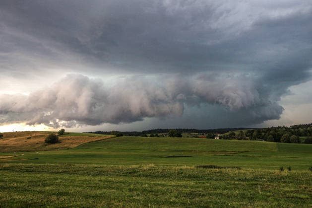 News Bilder des Tages Bedrohliche Unwetterkulisse über der Bodenseeregion, Eine mächtige Gewitterzelle baut sich über Sigmarszell im bayerischen Landkreis Lindau (Bodensee) auf. Die imposante Wolkenformation kündigt ein kräftiges Unwetter mit Starkregen, Sturmböen und möglichem Hagel an und prägt eindrucksvoll den Himmel über der Region. Sigmarszell Bayern Deutschland Sigmarszell *** A menacing storm scene over the Lake Constance region: A massive thunderstorm cell is building over Sigmarszell in the Bavarian district of Lindau on Lake Constance. The imposing cloud formation heralds a severe storm with heavy rain, gusts of wind, and possible hail, and dramatically dominates the sky over the Sigmarszell region in Bavaria, Germany. Sigmarszell Copyright: x xonw-imagesx xAlexanderxWolfx