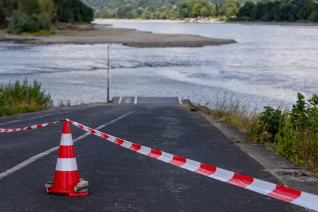 Niedrigwasser am Rhein bei Rolandseck - Fähre Bad Honnef weicht auf Behelfsrampe aus Niedrigwasser am Rhein bei Rolandseck an der Rheininsel Nonnenwerth. Bei einem Pegelstand von 24 cm am Pegel Oberwinter haben anlegende Schiffe bereits Grundberührung. Der reguläre Fähranleger ist nicht mehr erreichbar und ist gesperrt - die Fähre nach Bad Honnef muss auf eine benachbarte Rampe ausweichen. Remagen Rheinland-Pfalz Deutschland *** Low water levels on the Rhine near Rolandseck; Bad Honnef ferry diverts to a temporary ramp Low water levels on the Rhine near Rolandseck on the Rhine island of Nonnenwerth With the water level at the Oberwinter gauge at 24 cm, ships attempting to dock are already running aground The regular ferry dock is no l Copyright: xMarcxJohnx